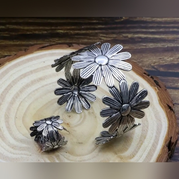 NEW! Silver Floral Cuff Bracelet And Matching Ring! NIP! - Picture 1 of 3